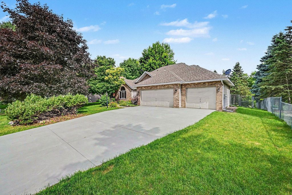 2522 S Windsor Lane, Woodbury, MN 55125