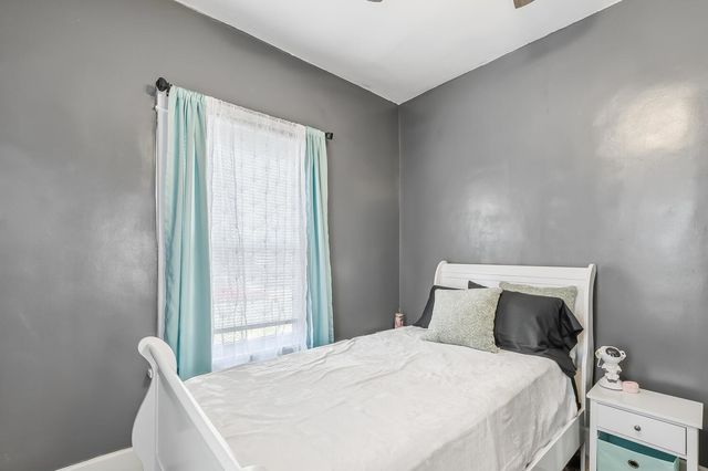 1933 W Irving St, Wichita, KS 67213