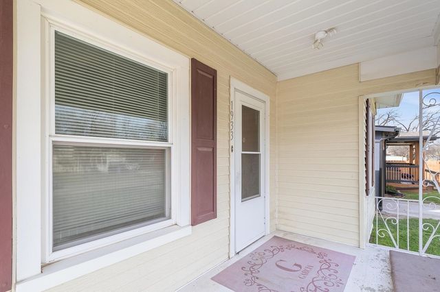 1933 W Irving St, Wichita, KS 67213