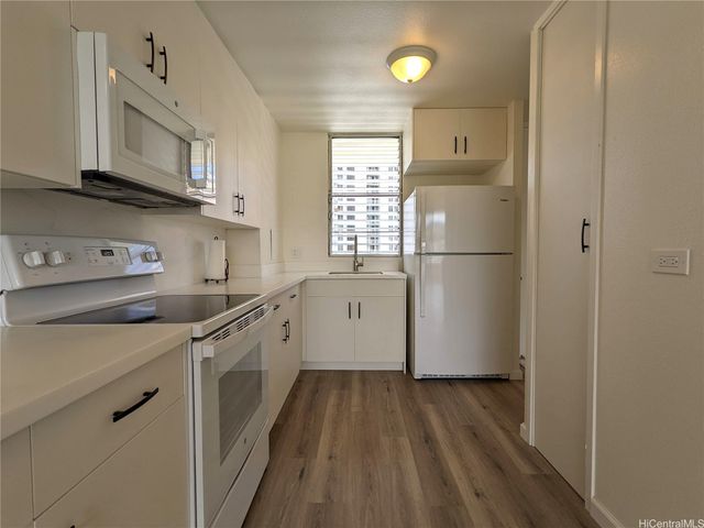 1160 Ala Napunani Street 702, Honolulu, HI 96818