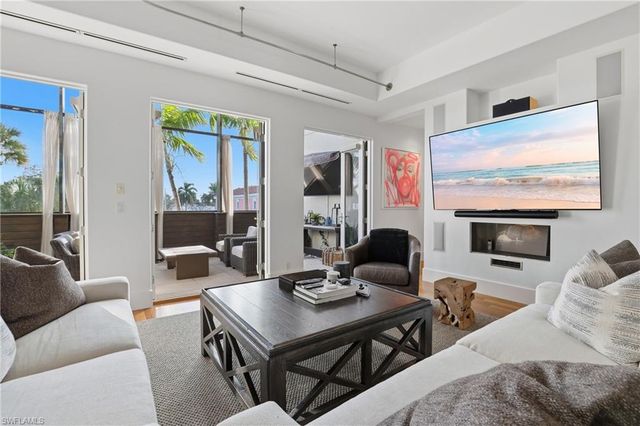 340 12th AVE S 6, Naples, FL 34102