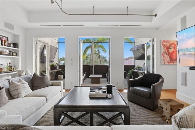 340 12th AVE S 6, Naples, FL 34102