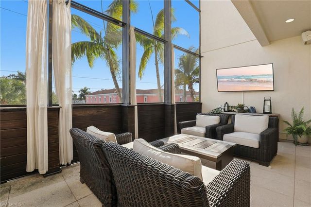 340 12th AVE S 6, Naples, FL 34102