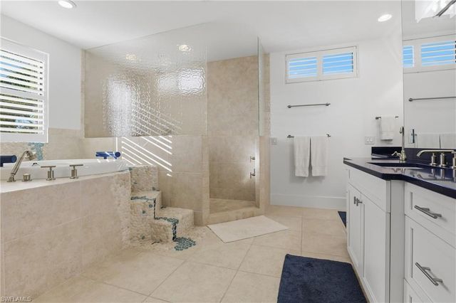 340 12th AVE S 6, Naples, FL 34102