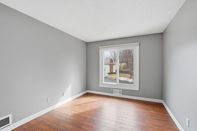 1633 W 140th Street, Burnsville, MN 55337