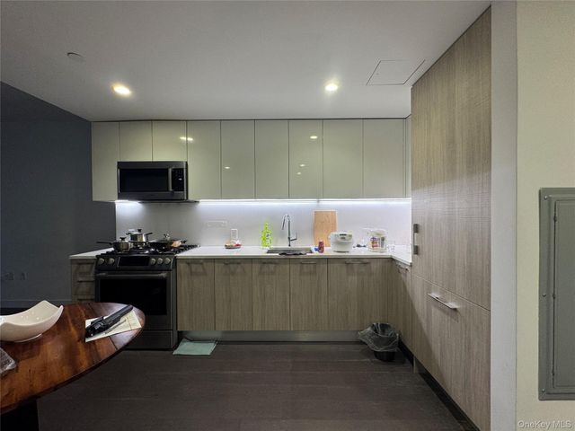 13103 40th Road 10H, Flushing, NY 11354