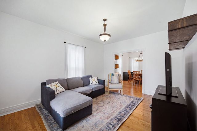 602 S 5th Avenue, St. Charles, IL 60174
