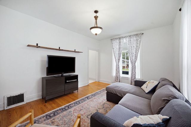 602 S 5th Avenue, St. Charles, IL 60174