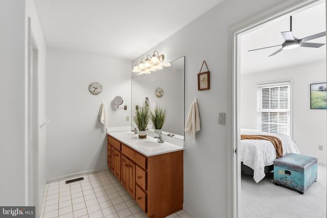 8 PARKSIDE DR, Elverson, PA 19520