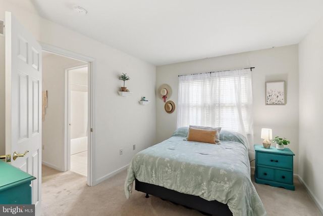 8 PARKSIDE DR, Elverson, PA 19520
