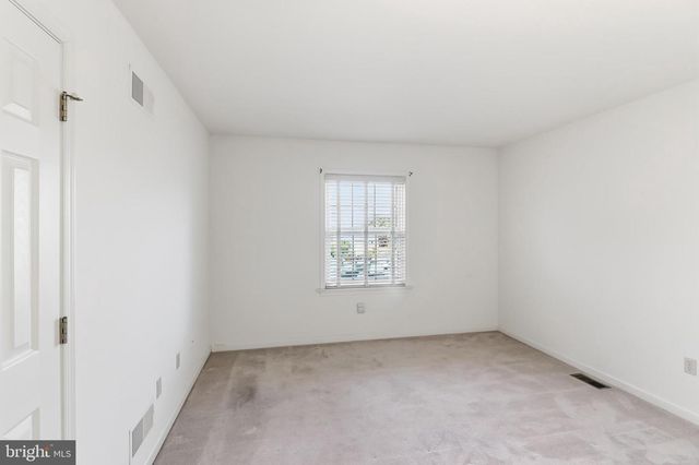 8 PARKSIDE DR, Elverson, PA 19520