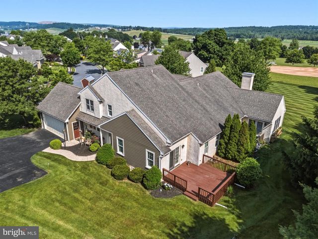 8 PARKSIDE DR, Elverson, PA 19520