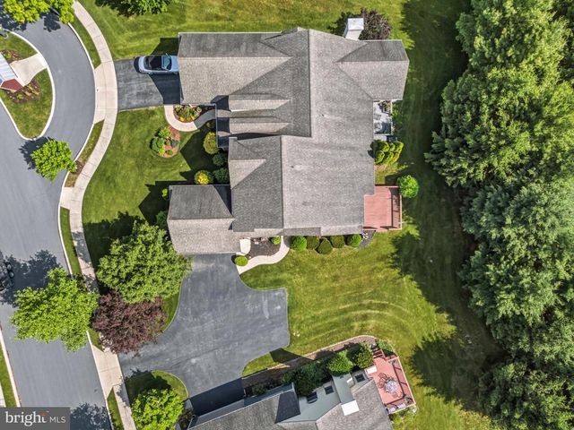8 PARKSIDE DR, Elverson, PA 19520