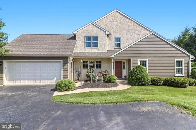 8 PARKSIDE DR, Elverson, PA 19520