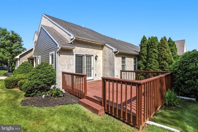 8 PARKSIDE DR, Elverson, PA 19520