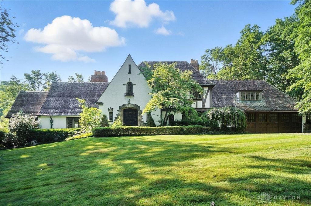 715 E Schantz Avenue, Oakwood, OH 45419
