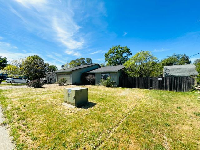 1465 Wimbledon Dr, Auburn, CA 95603