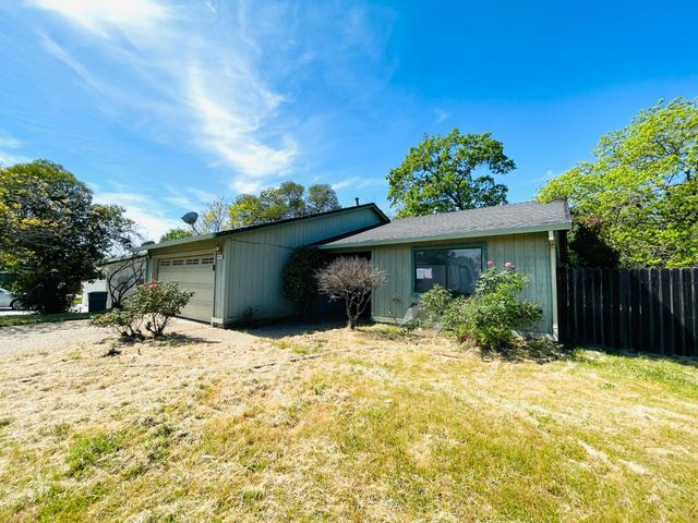 1465 Wimbledon Dr, Auburn, CA 95603
