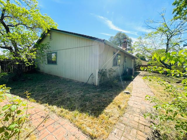 1465 Wimbledon Dr, Auburn, CA 95603