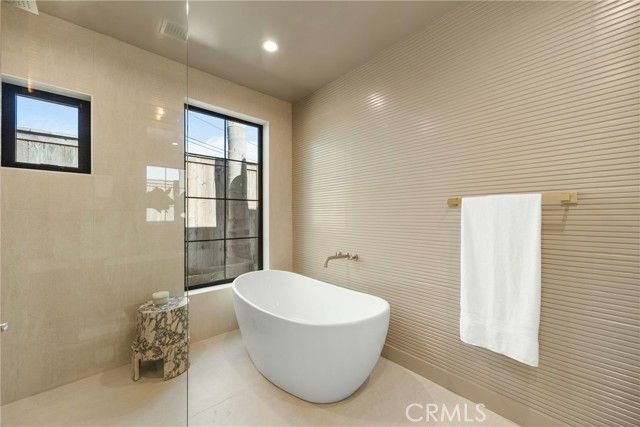 7907 Vicksburg, Los Angeles, CA 90045