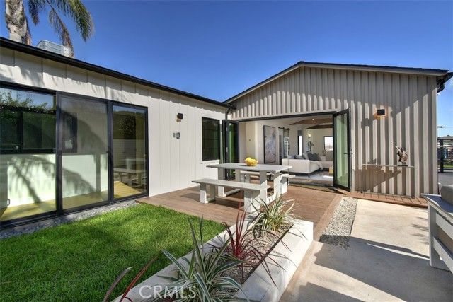 7907 Vicksburg, Los Angeles, CA 90045