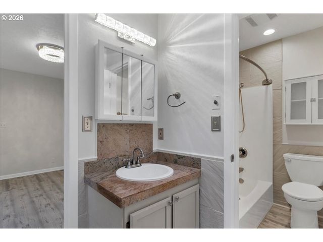 199 Sw THE PINES Dr, Depoe Bay, OR 97341