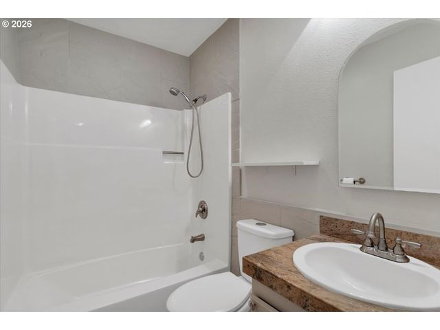 199 Sw THE PINES Dr, Depoe Bay, OR 97341