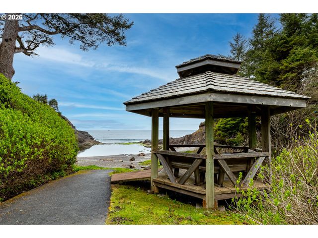 199 Sw THE PINES Dr, Depoe Bay, OR 97341