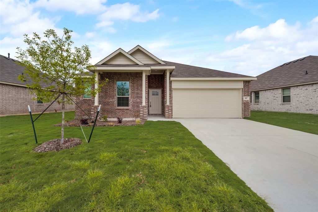 917 Dustwood Drive, Fort Worth, TX 76052