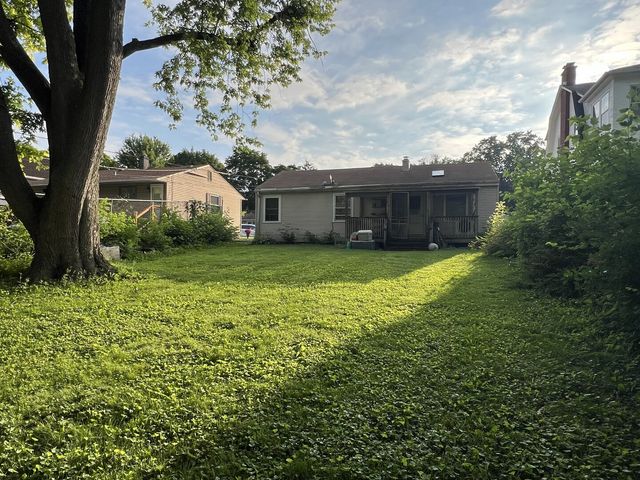 21 S Seymour Avenue, Mundelein, IL 60060