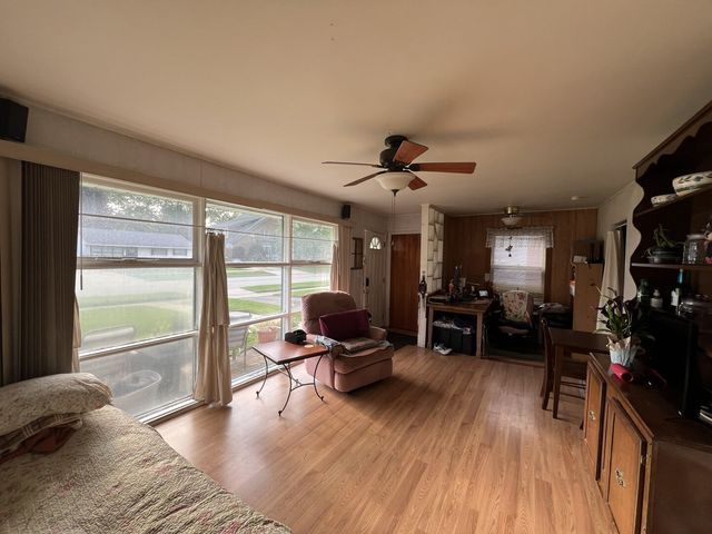 21 S Seymour Avenue, Mundelein, IL 60060