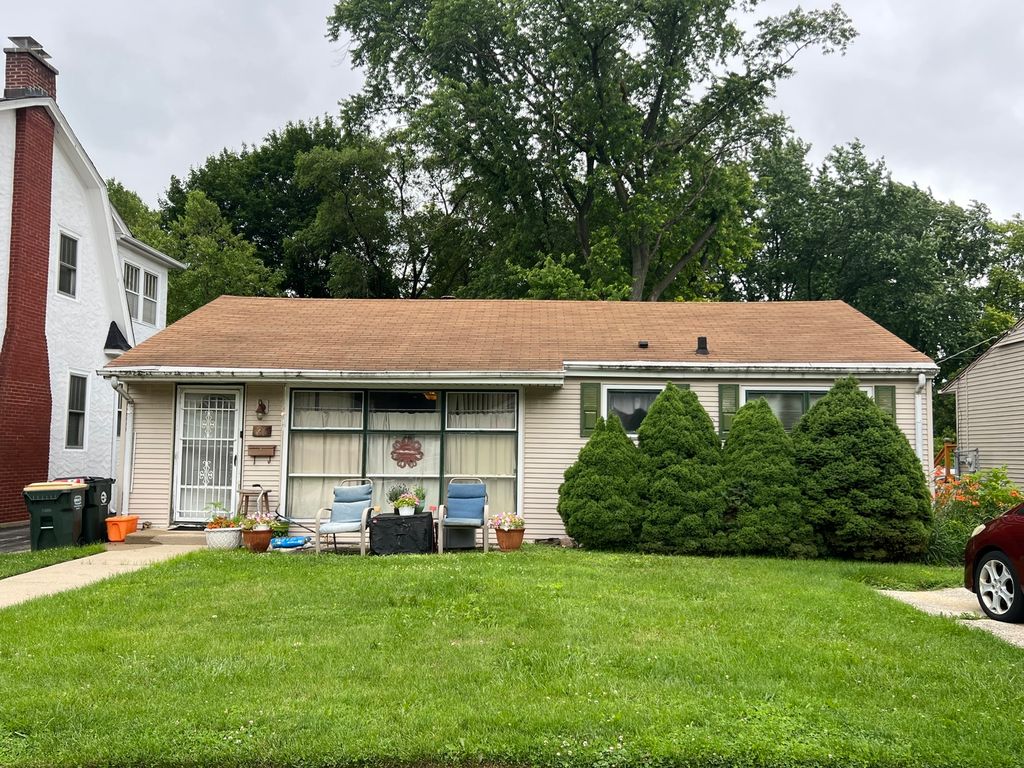 21 S Seymour Avenue, Mundelein, IL 60060