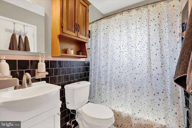 1 LINCOLN DR, Fayetteville, PA 17222