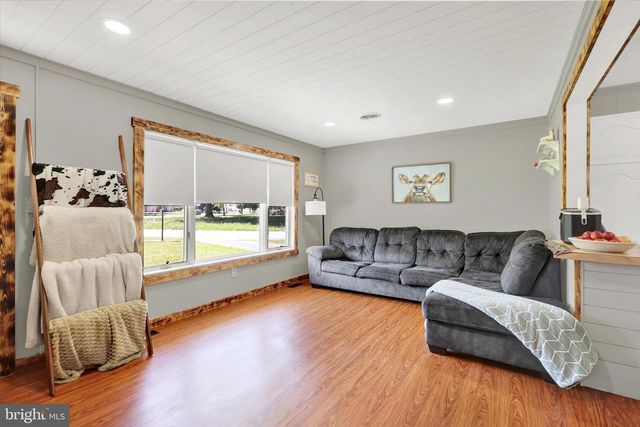 1 LINCOLN DR, Fayetteville, PA 17222