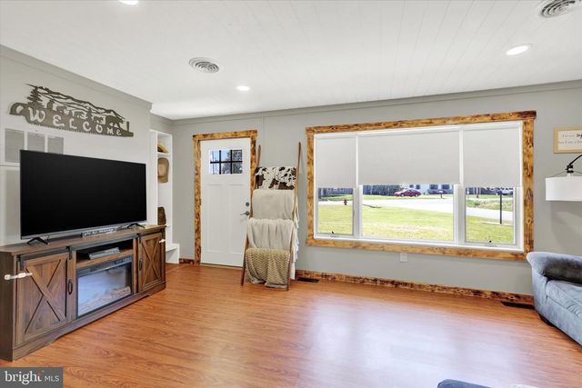 1 LINCOLN DR, Fayetteville, PA 17222