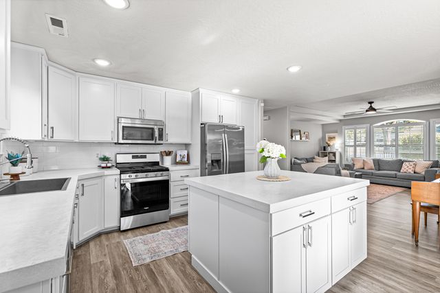 981 Garden Springs Circle, Medford, OR 97504