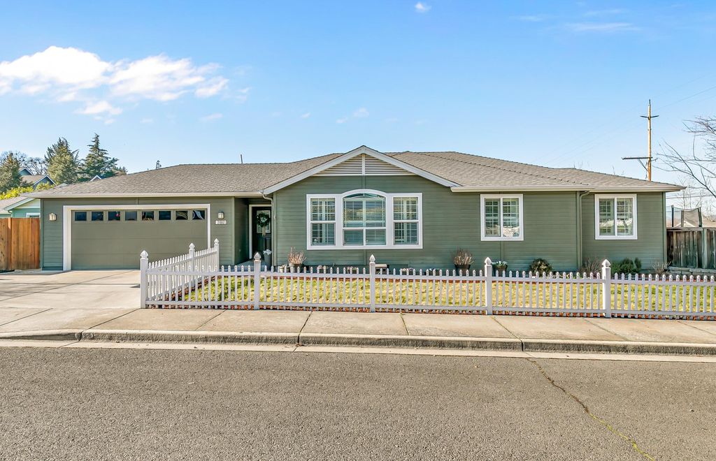 981 Garden Springs Circle, Medford, OR 97504