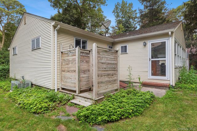 115 W Cove Road, Cutchogue, NY 11935