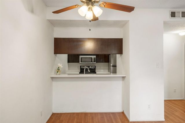 7033 N Holiday Drive, Galveston, TX 77550