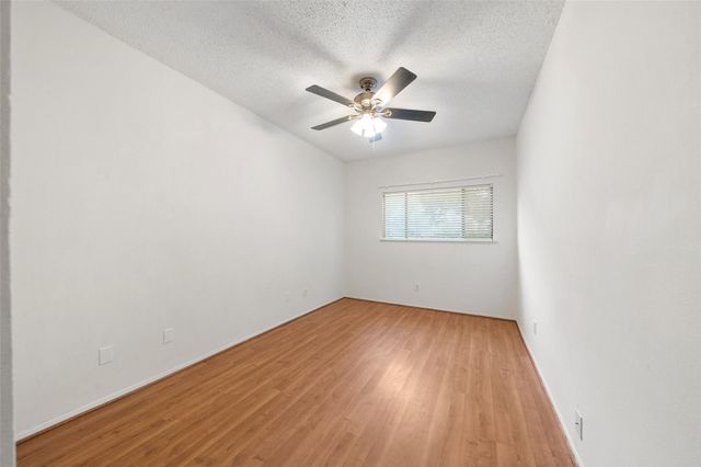 7033 N Holiday Drive, Galveston, TX 77550