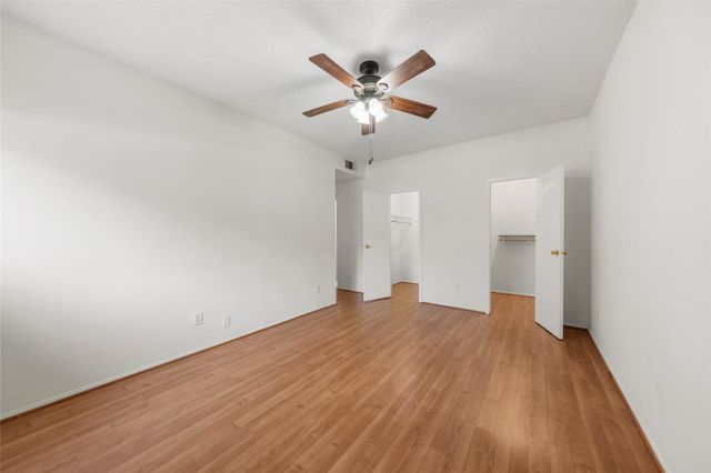7033 N Holiday Drive, Galveston, TX 77550