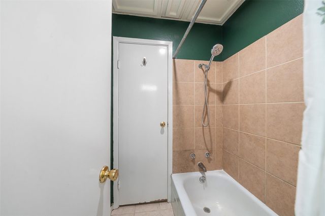 7033 N Holiday Drive, Galveston, TX 77550