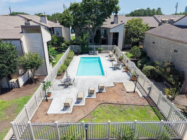 7033 N Holiday Drive, Galveston, TX 77550