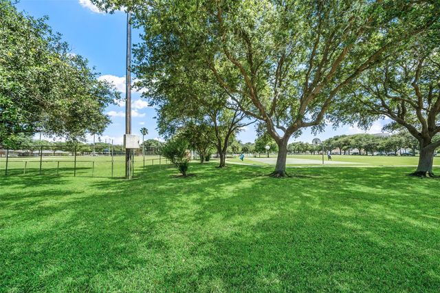7033 N Holiday Drive, Galveston, TX 77550