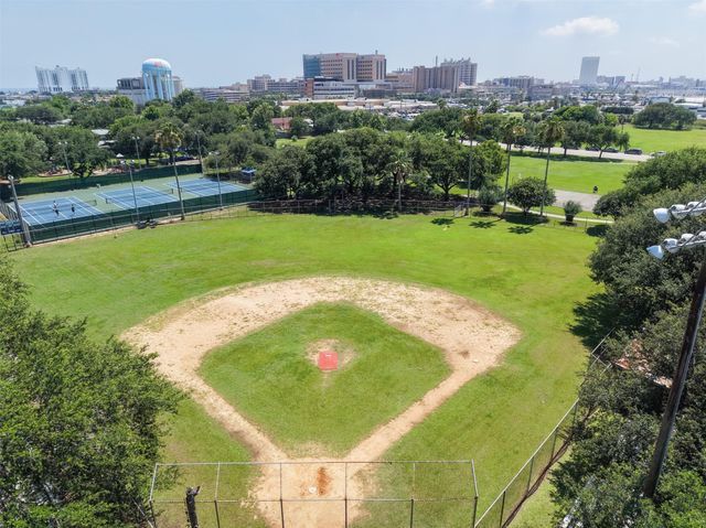 7033 N Holiday Drive, Galveston, TX 77550