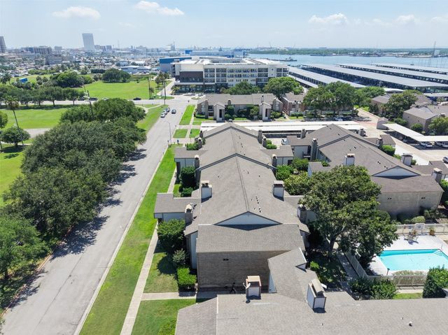 7033 N Holiday Drive, Galveston, TX 77550