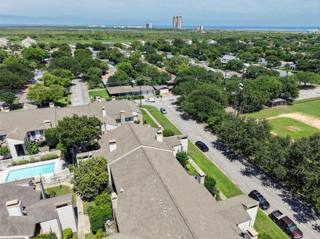 7033 N Holiday Drive, Galveston, TX 77550