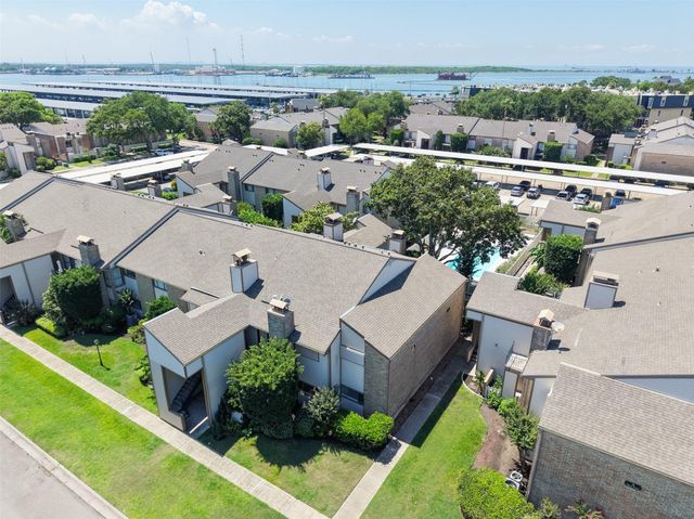 7033 N Holiday Drive, Galveston, TX 77550
