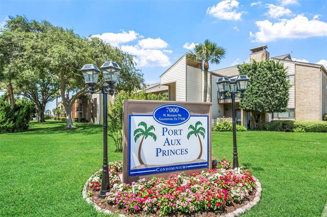 7033 N Holiday Drive, Galveston, TX 77550