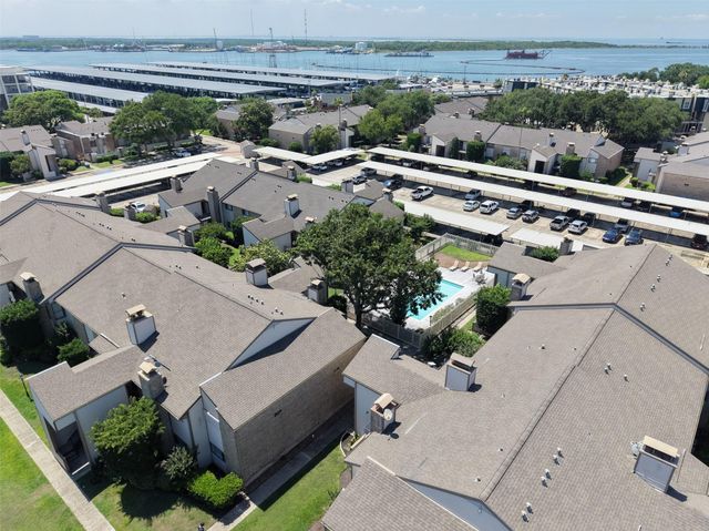 7033 N Holiday Drive, Galveston, TX 77550